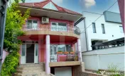 Casă cu etaj de vânzare cu piscină şi garaj, zona Micro 