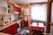 Casă cu etaj de vânzare cu piscină şi garaj, zona Micro 