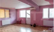 Casă cu etaj de vânzare cu piscină şi garaj, zona Micro 