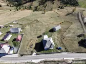 Teren intravilan 3.728 mp, front la drum asfaltat, priveliș