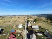 Teren intravilan 3.728 mp, front la drum asfaltat, priveliș
