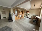 Casa cu potential de investitie 7 camere foisor 4 bazine de 