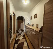 Apartament de vanzare cu 3 camere si 2 bai, decomandat, zona Lipovei