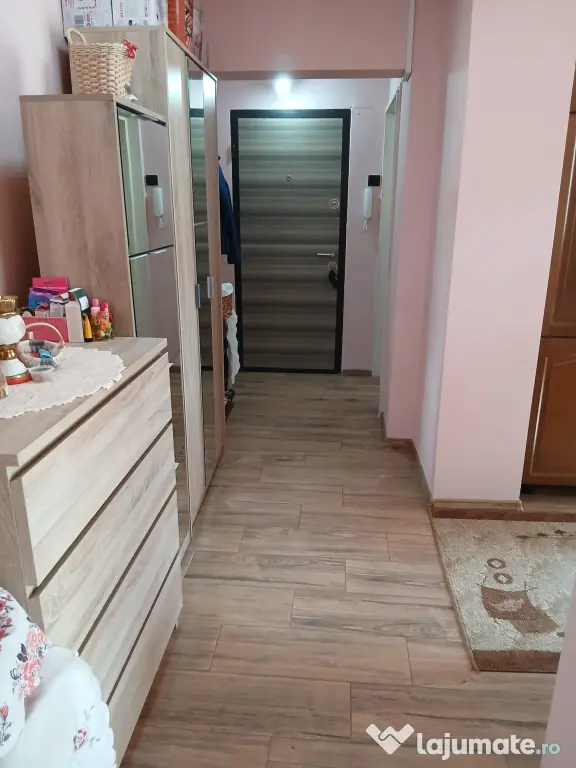 Vand apartament 2 camere Central cu expunere sudica
