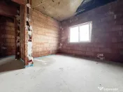 Duplex despartit prin camera tehnica, 121mp utili,350mp tere 