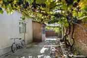 Casă cu teren, situata pe colt -Gai