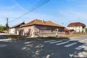 Casă cu teren, situata pe colt -Gai