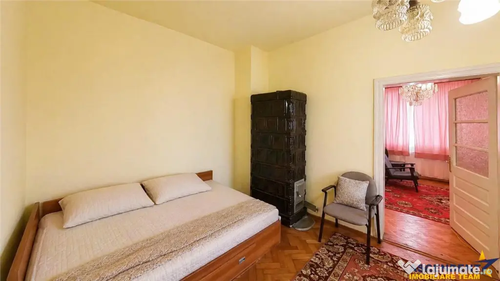 Casa cu spatiu comercial, 1.000mp teren anexe, areal Central - Reghin (Mures)