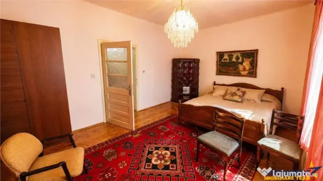 Casa cu spatiu comercial, 1.000mp teren anexe, areal Central - Reghin (Mures)