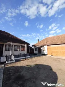 Casă cu 3 camere, anexe generoase și 1.813 mp teren – Fi