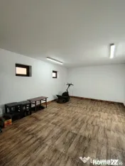 Casă cu 3 camere, anexe generoase și 1.813 mp teren – Fi