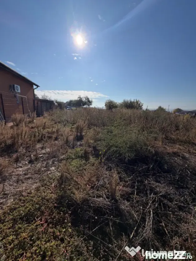 Teren intranvilan 1000mp peste calea ferata , trifazic, intr - Filiasi (Dolj)