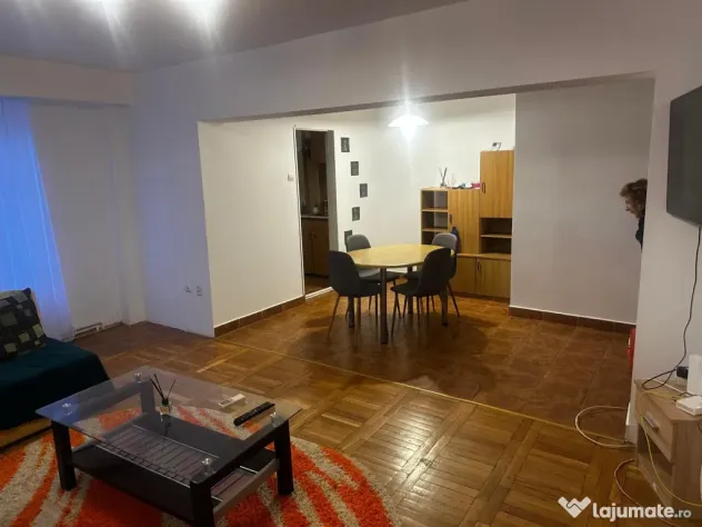 Apartament 3 camere decomandate, et. 1 zona Port