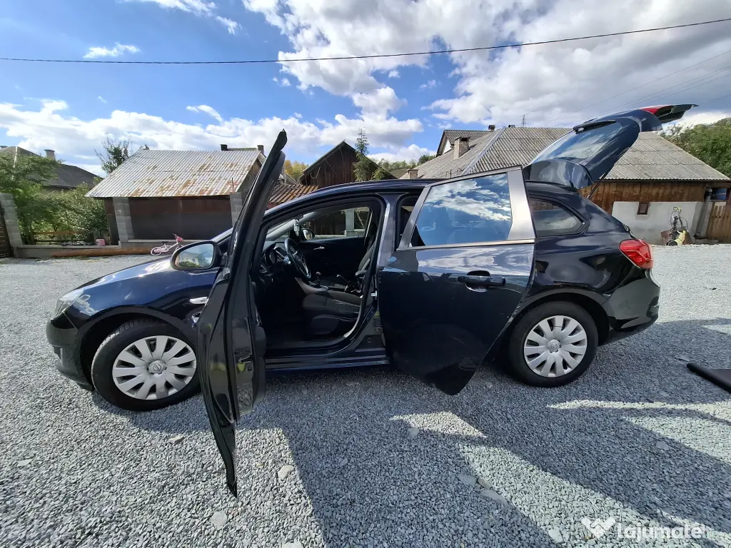 Opel AstraJ Sport touarer 2013
