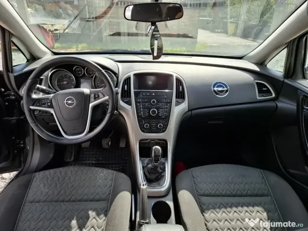 Opel Astra J Sport touarer 2013