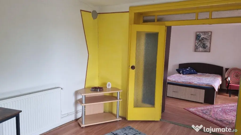 Vand casa cu teren de 2000 mp, Oras. Gaesti, Jud. Dambovita - Gaesti (Dambovita)