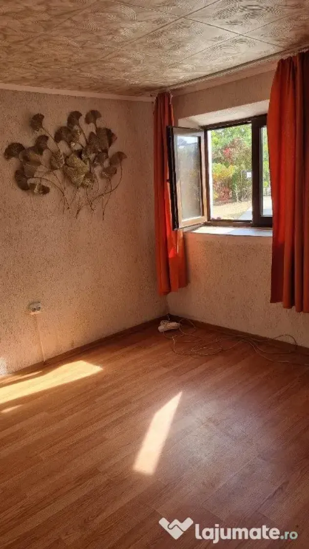 Vand casa cu teren de 2000 mp, Oras. Gaesti, Jud. Dambovita - Gaesti (Dambovita)
