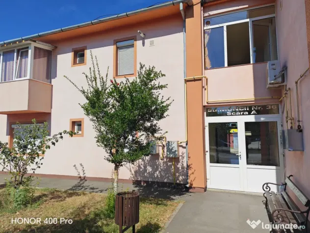 Apartament 4 camere semidecomandat Aradul Nou