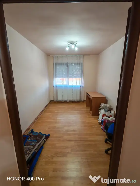 Apartament 4 camere semidecomandat Aradul Nou