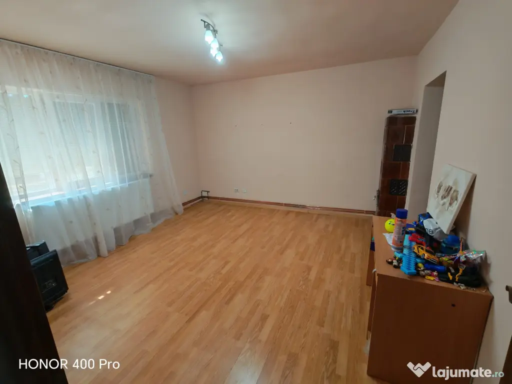 Apartament 4 camere semidecomandat Aradul Nou