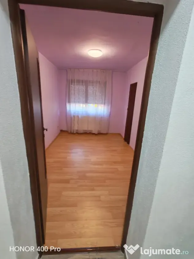 Apartament 4 camere semidecomandat Aradul Nou