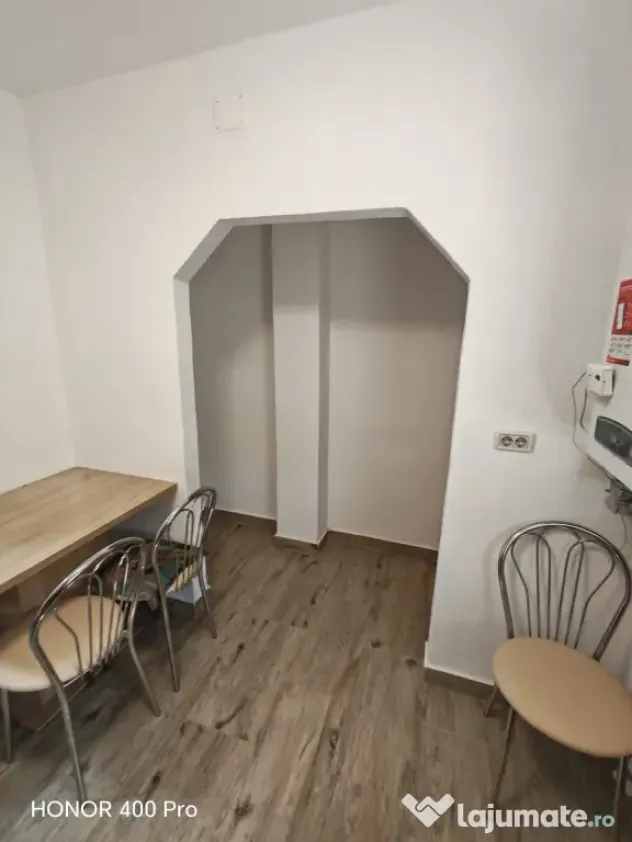 Apartament 4 camere semidecomandat Aradul Nou