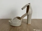Sandale cu platformă și toc gros 