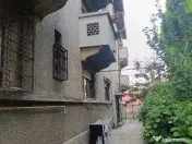 Dacia-Toamnei singur in curte 