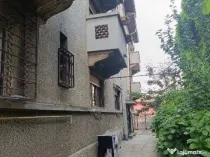 Dacia-Toamnei singur in curte