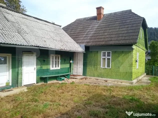 Casă individuala ,2500 mp teren, în Putna