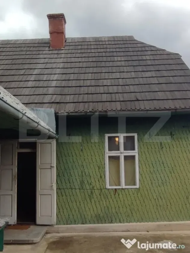 Casă individuala ,2500 mp teren, în Putna