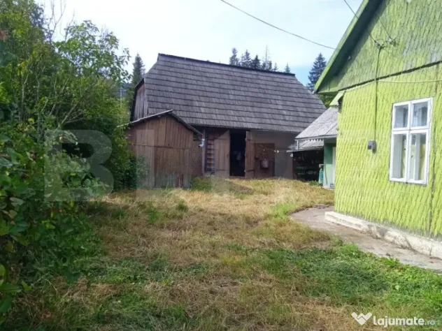 Casă individuala ,2500 mp teren, în Putna