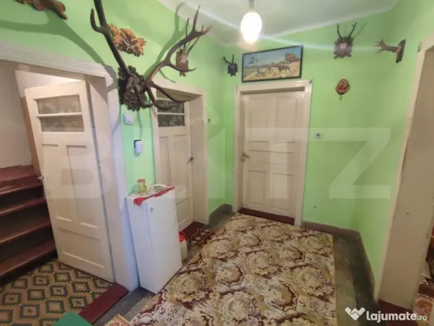 Casă individuala ,2500 mp teren, în Putna