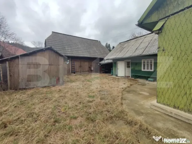 Casă individuala ,2500 mp teren, în Putna - Putna (Suceava)