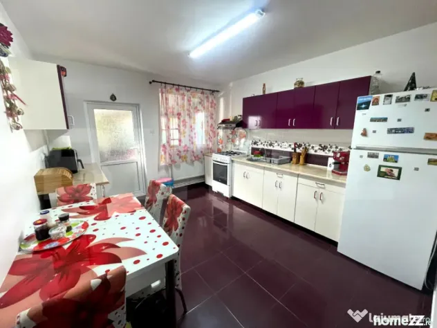 Casa 6 camere, 229 mp, scara exterioara, zona Dorobanti - Iasi (Iasi)