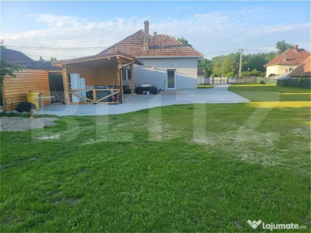 Casă cu 5 camere și spațiu comercial, teren 4079mp, zona - Teius (Alba)