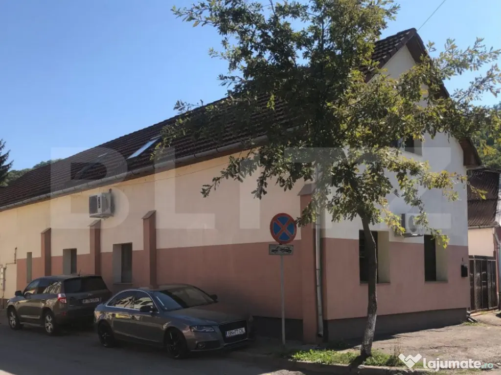 Casa de vânzare, cu 4 camere, 190 mp, zona Codrișor, Bistr