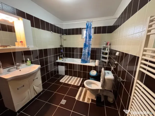 Casa de vanzare, cu 4 camere, 180 mp, zona Aninoasa
