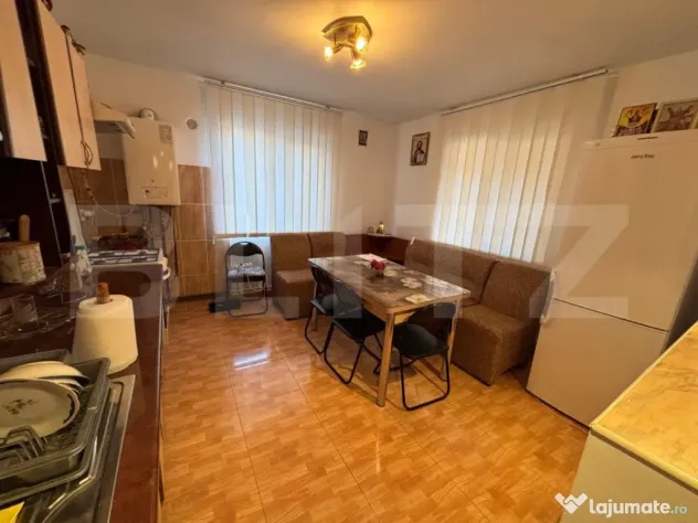 Casa de vanzare, cu 4 camere, 180 mp, zona Aninoasa