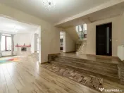 Casa imbratisata de padure - Valea Ursului, Bascov 