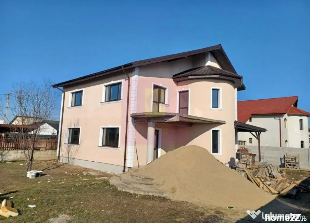 Săbăreni, vilă 5 camere, cu 217 mp utili, în apropier...