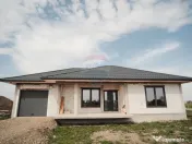 Casă / Vilă cu 4 camere de vânzare 