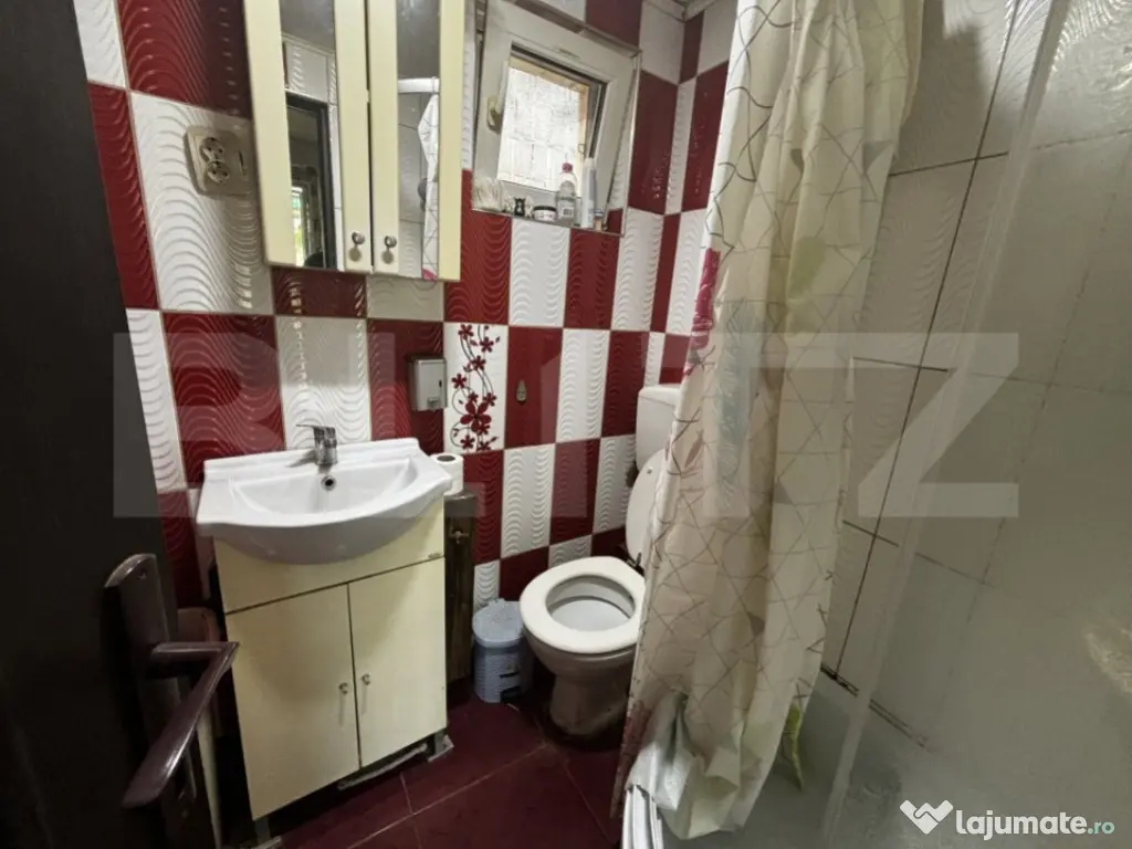 Casa de vanzare, cu 3 camere, 74 mp utili, zona Lucian Blaga