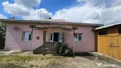 Casă cu 3 camere, teren intravilan de 1300mp în Ipoteș... 