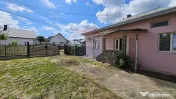 Casă cu 3 camere, teren intravilan de 1300mp în Ipoteș... 