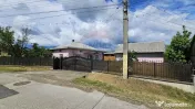 Casă cu 3 camere, teren intravilan de 1300mp în Ipoteș... 