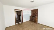 Casă cu 3 camere, teren intravilan de 1300mp în Ipoteș... 