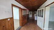Casă cu 3 camere, teren intravilan de 1300mp în Ipoteș... 