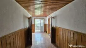 Casă cu 3 camere, teren intravilan de 1300mp în Ipoteș... 
