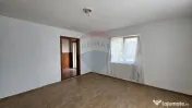Casă cu 3 camere, teren intravilan de 1300mp în Ipoteș... 